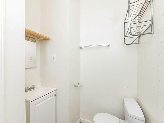5th image of 730 W Cornelia Ave #205