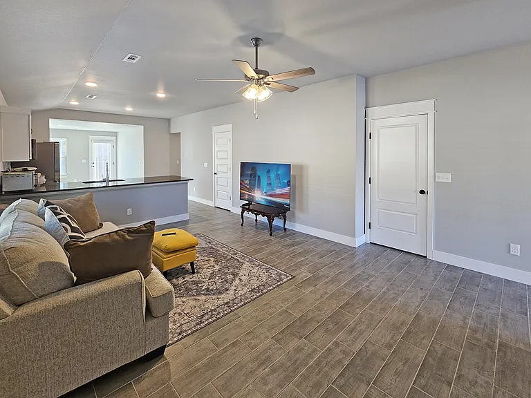 2091 Bluebonnet Ln — Photo 6