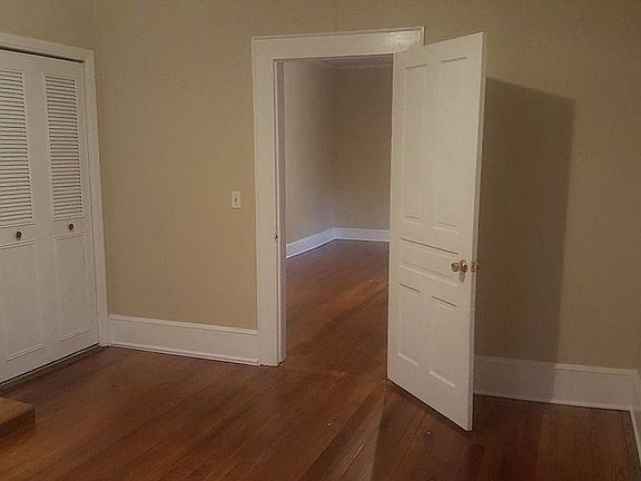 3rd image of 407 Oakwood St