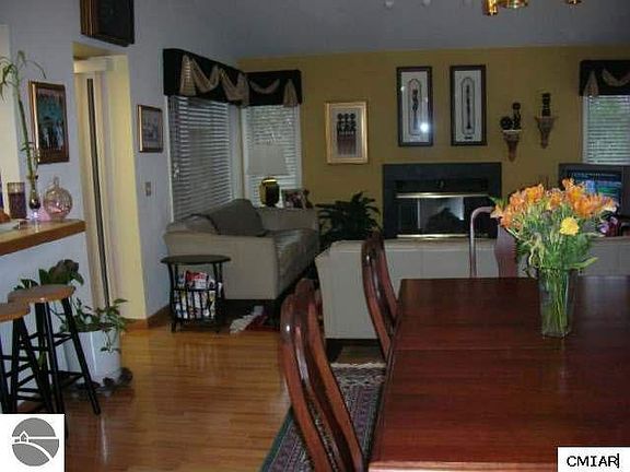 3rd image of 300 Russell St