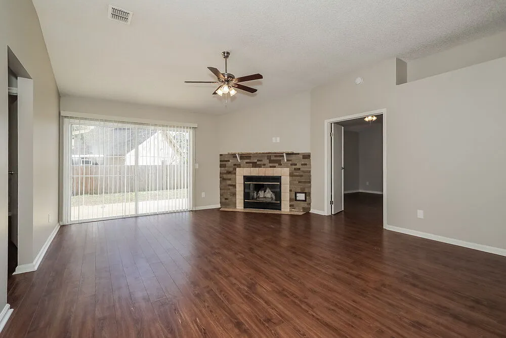 3 bed, 2.0 bath, 1436 sqft, $2,235 — Photo 4