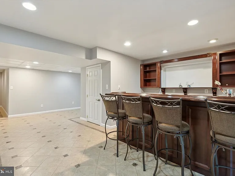 125 Vernon Ct — Photo 37