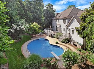 10 McKay Dr, Bridgewater, NJ 08807
