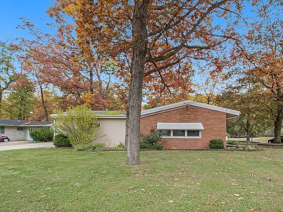 4th image of 44 Woodmer Ln