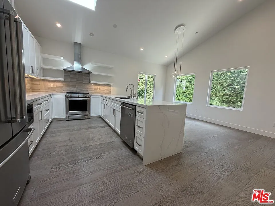 4 bed, 3.5 bath, 2422 sqft, $7,500 — Photo 3