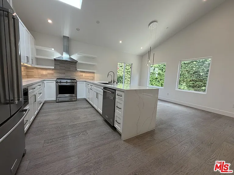 15122 Morrison St — Photo 37