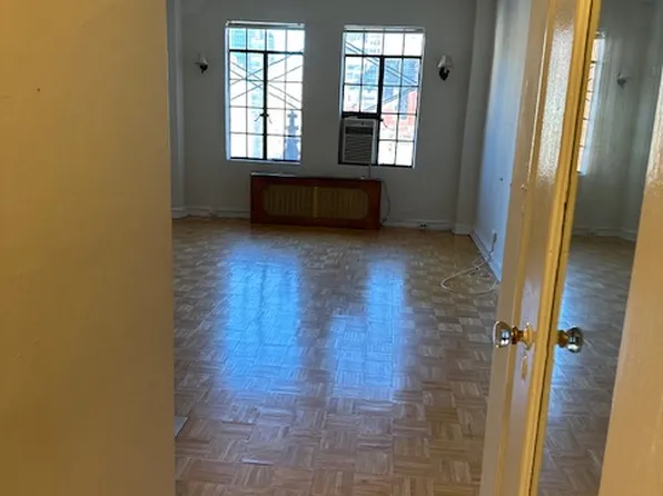 320 East 42nd Street image 5 of 8