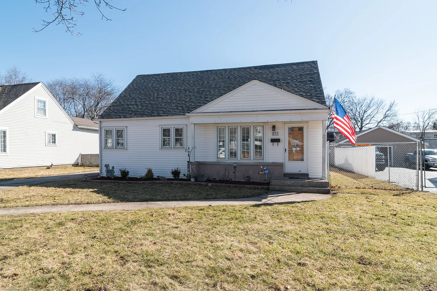 813 Rowlett Ave photo 1