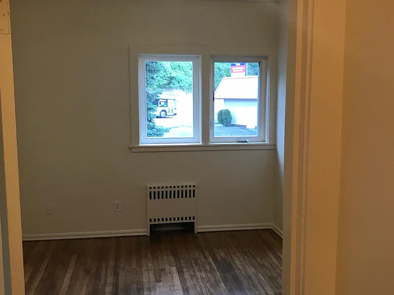 1430 SW Moss St #4 — Photo 5