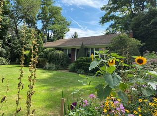 11 Center Dr, Riverhead, NY 11901