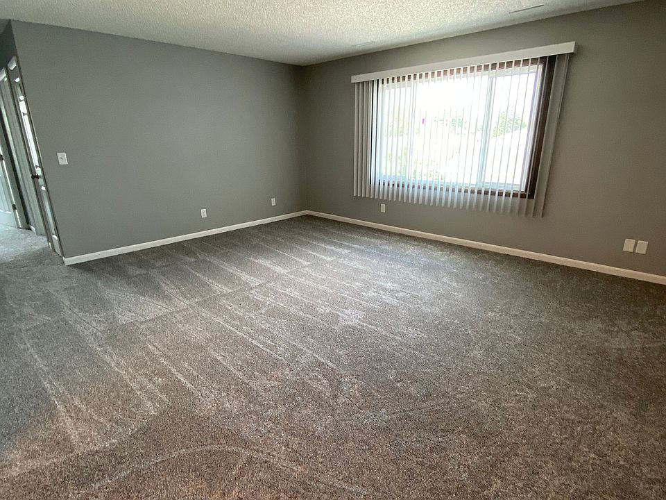 Living Room 
16' 5"x14' 7"