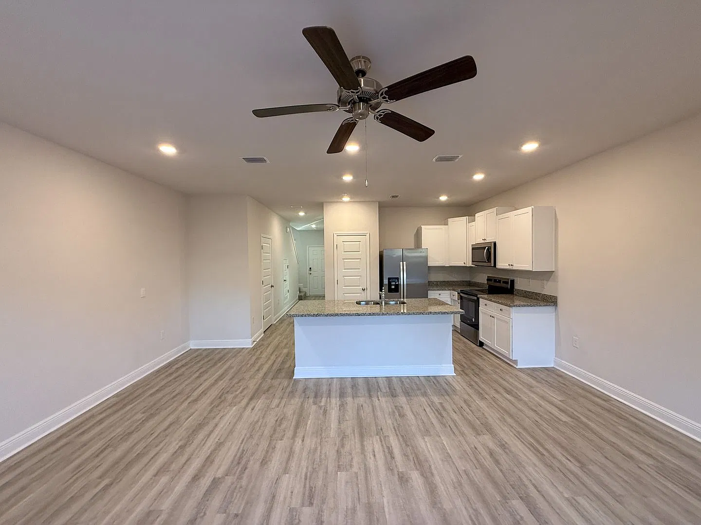 3 Bedroom 2.5 Bath Townhouse For Rent! — Photo 2
