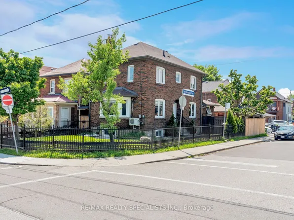 290 Westmount Ave, Toronto, ON M6E 3N1