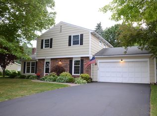 27 Windrush Valley Rd, Fairport, NY 14450