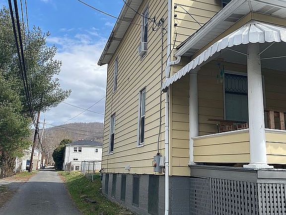3rd image of 221 5th Ave