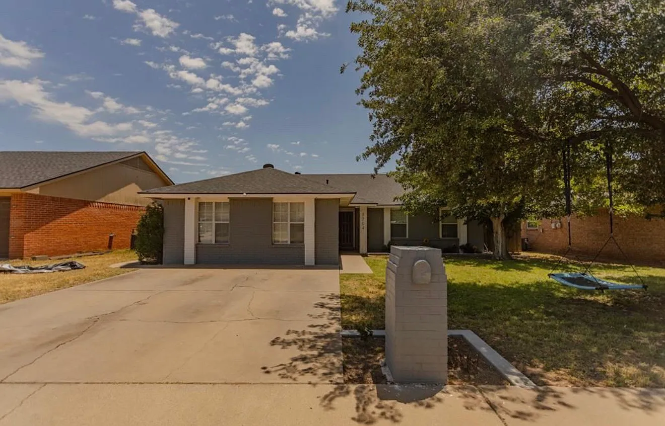 3 bed, 1951 sqft, $2,300 — Photo 1