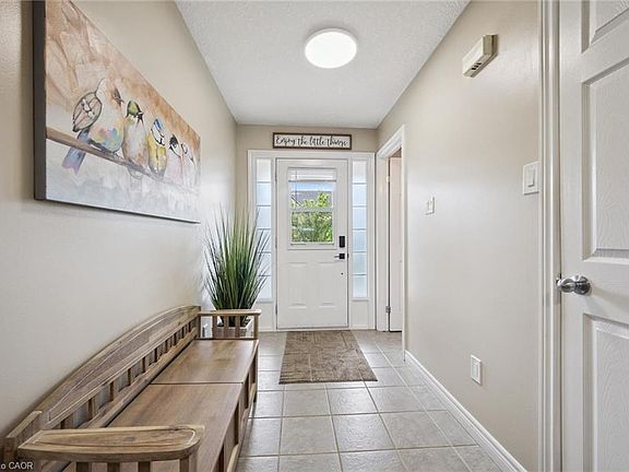 4th image of 462 Lausanne Cres