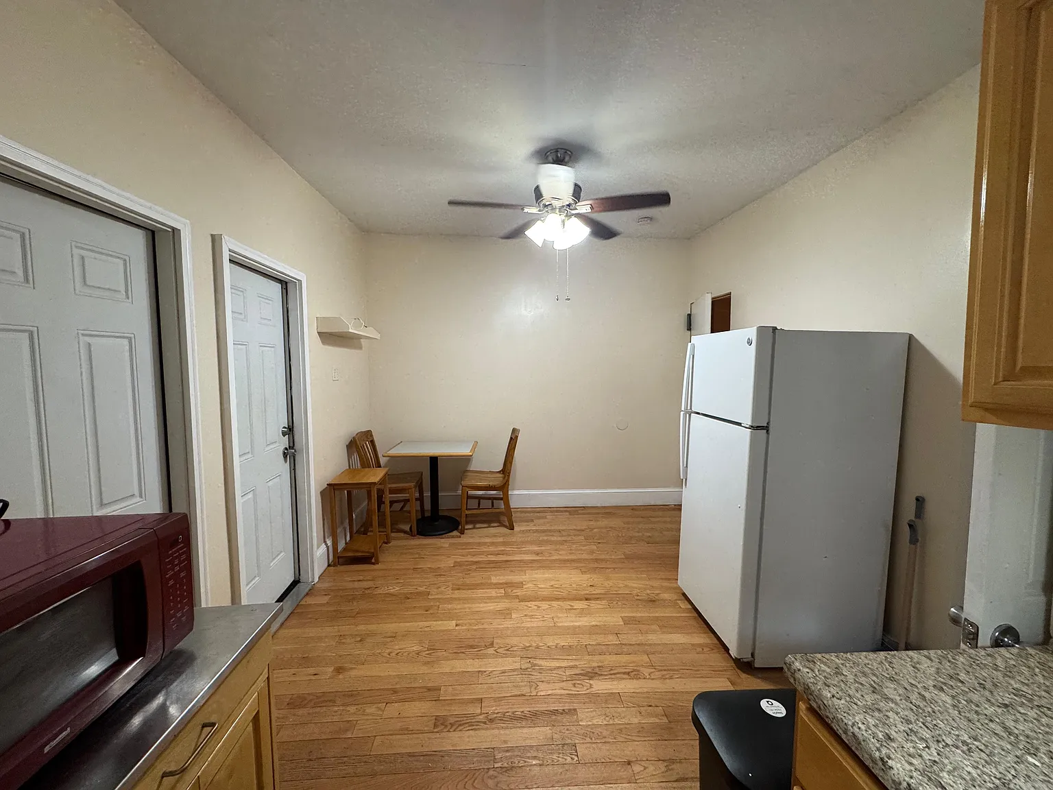 3 bed, 800 sqft, $2,583 — Photo 1