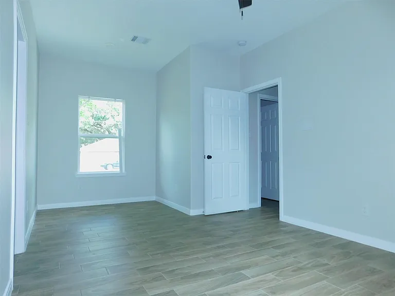 904 W Sealy #B — Photo 7
