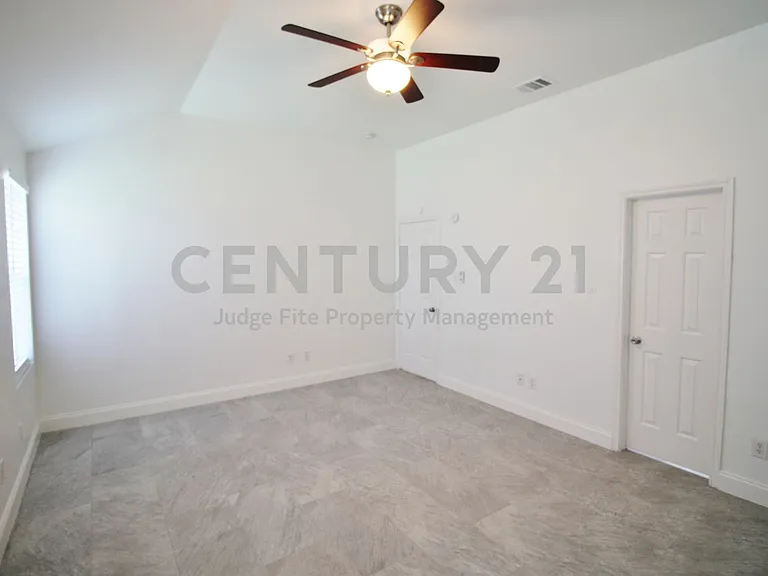928 Oakcrest Dr — Photo 16