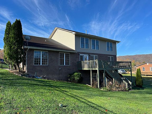 LARGE BACK YARD FENCED IN
