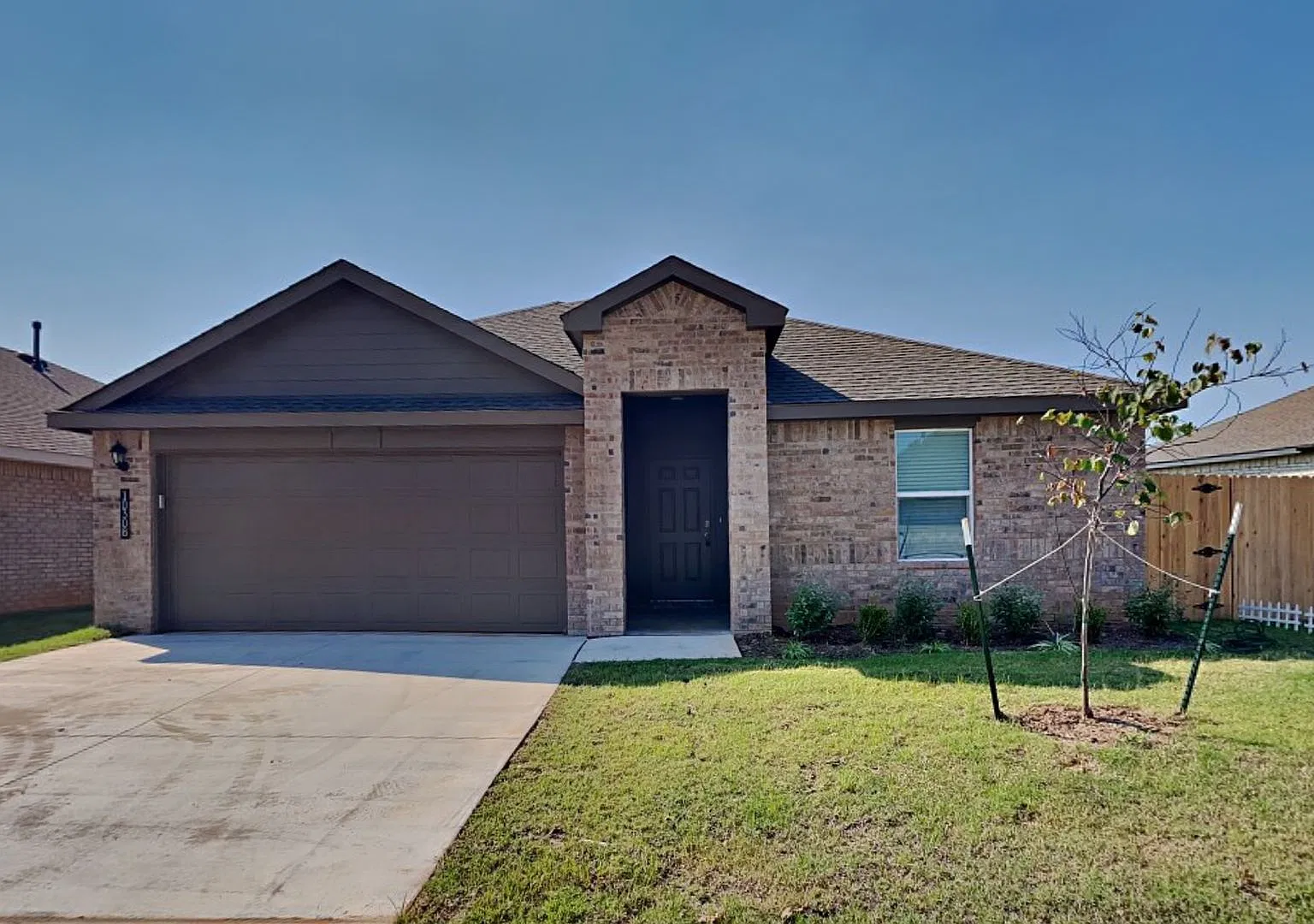Very Nice 4 Bedroom 2 Bath Home in Yukon Schools — Photo 1
