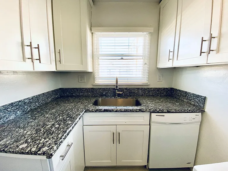 1801 N. Garfield Pl — Photo 6