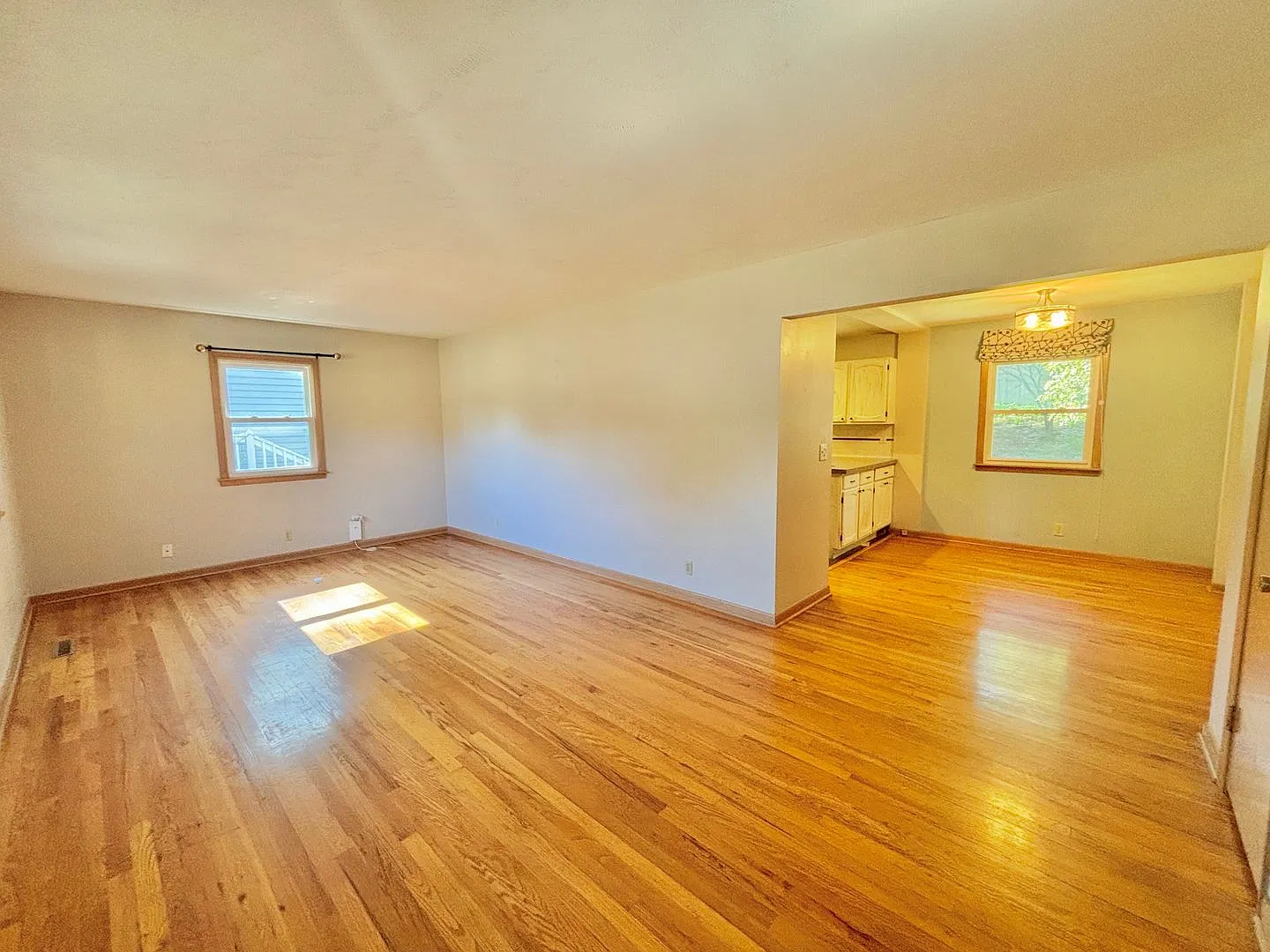 3406 S 91st St 3 Bed/1.5 Bath in Westside School District | Hardwood Floors, 2-Car Garage, Fenced... — Photo 3