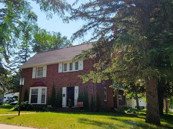 300 E 3rd St, Morris, MN 56267