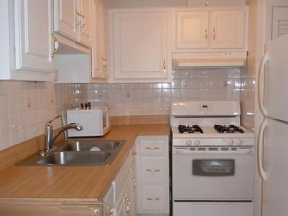 3rd image of 247 N Neltnor Blvd #D-2