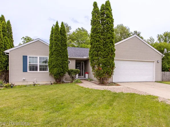 5039 Auker Dr, Grand Blanc, MI 48439