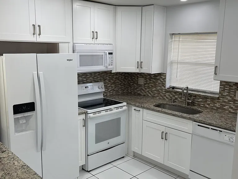 440 SE 2nd Ave #5 — Photo 9