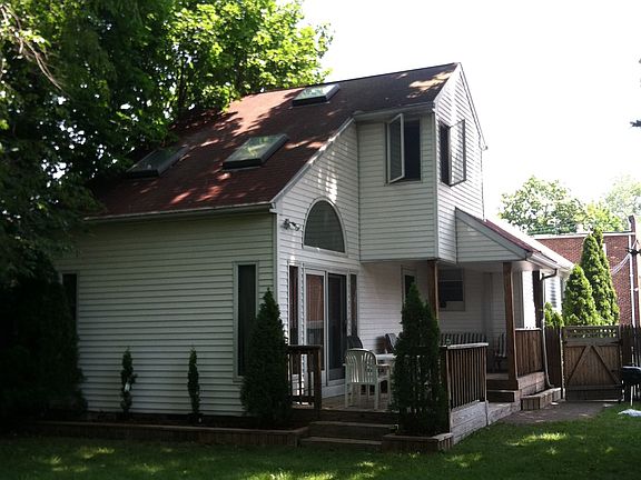 4th image of 194 Uniondale Ave