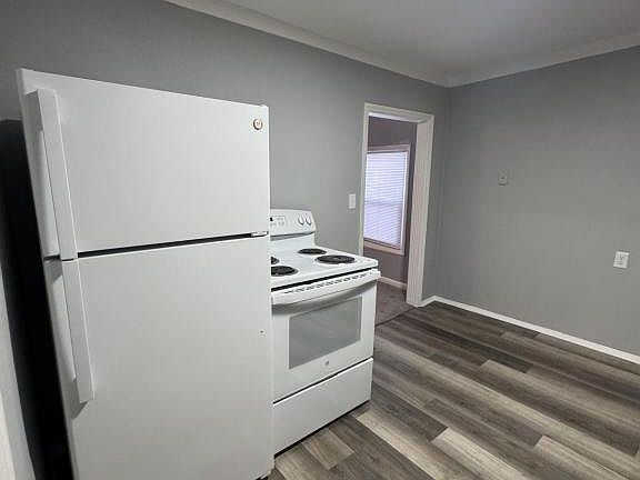 4th image of 347 Huddleson Ave