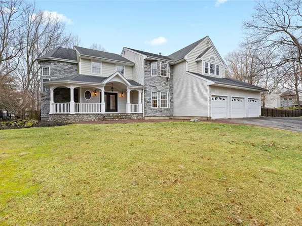 8 Graduate Court, Setauket, NY 11733