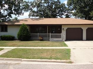 545 6th St, Prairie Du Sac, WI 53578