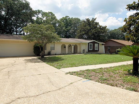 4th image of 1016 Pine Lake Dr