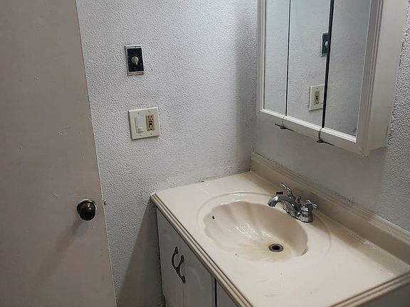 3rd image of 192 Village Dr