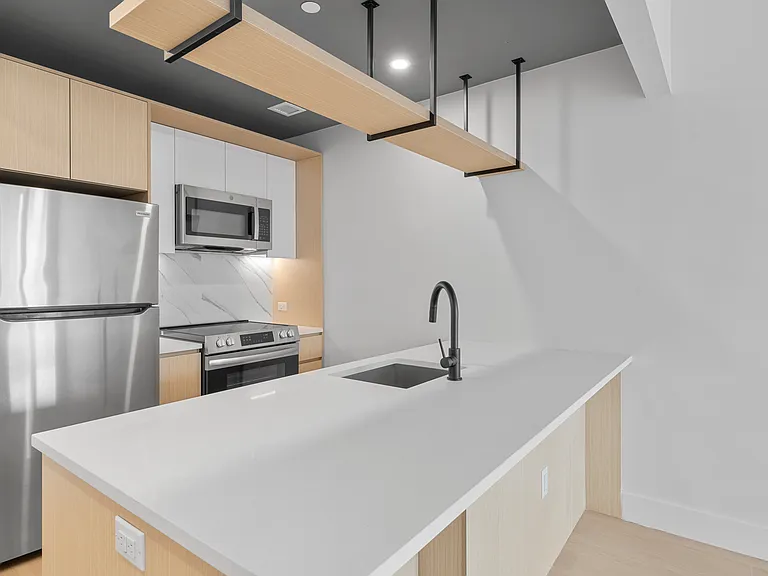 77-63 Vleigh Pl #419 — Photo 3