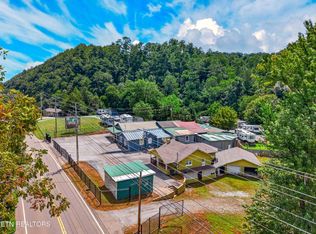 1514 Upper Middle Creek Rd, Sevierville, TN 37876