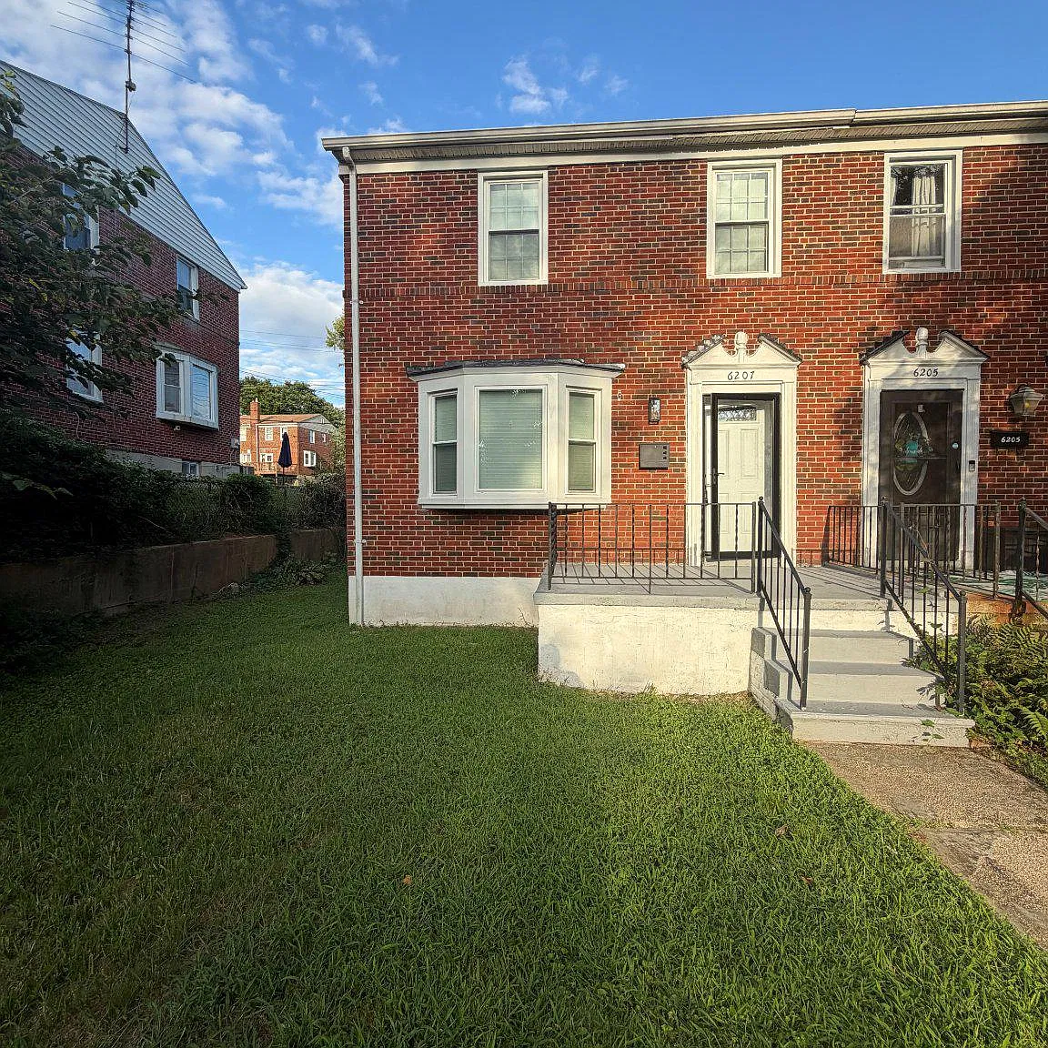 3 bed, 1.5 bath, 1200 sqft, $2,100 — Photo 1
