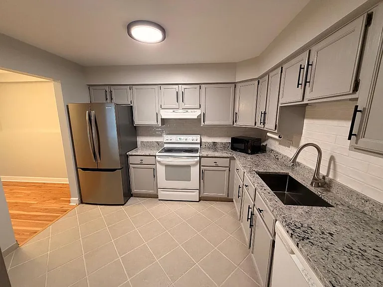 19143 Surrey Ln — Photo 9