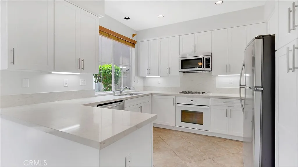 3 bed, 2.5 bath, 1456 sqft, $4,800 — Photo 4