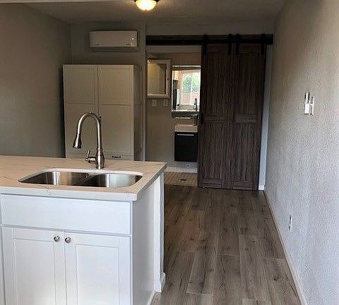 4th image of 315 1/2 E Elm St APT 6