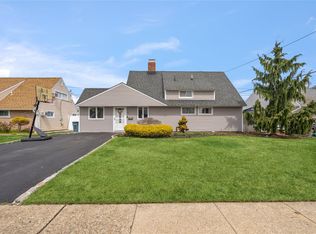 15 Wisteria Ln, Wantagh, NY 11793
