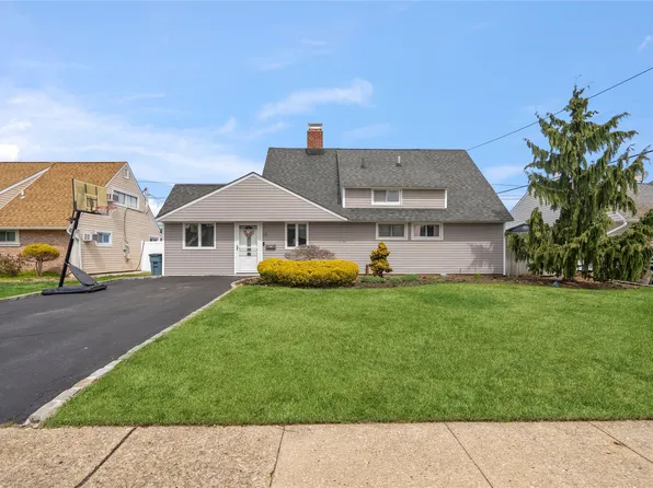 15 Wisteria Lane, Wantagh, NY 11793