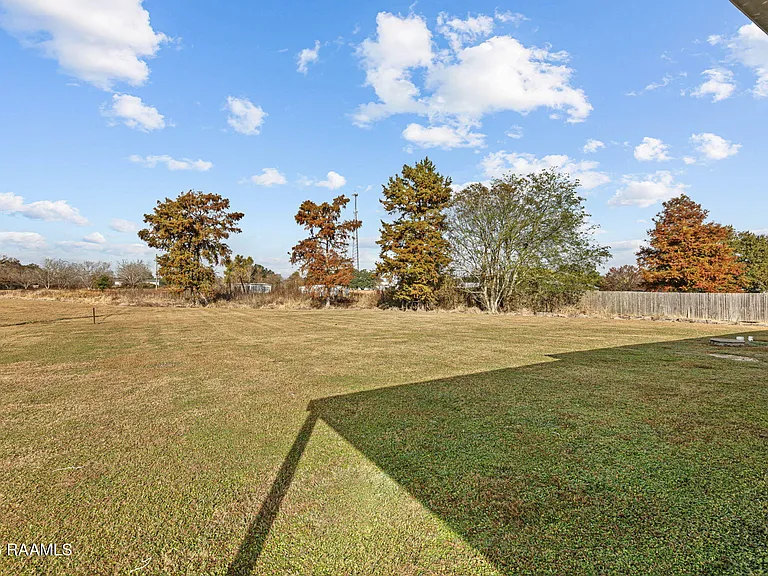 1026 Carmen Dr — Photo 4