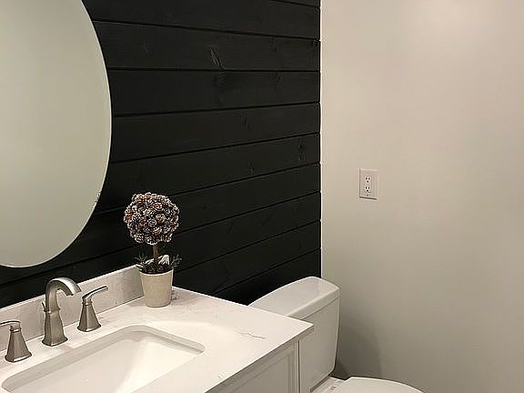 First floor 1/2 bath