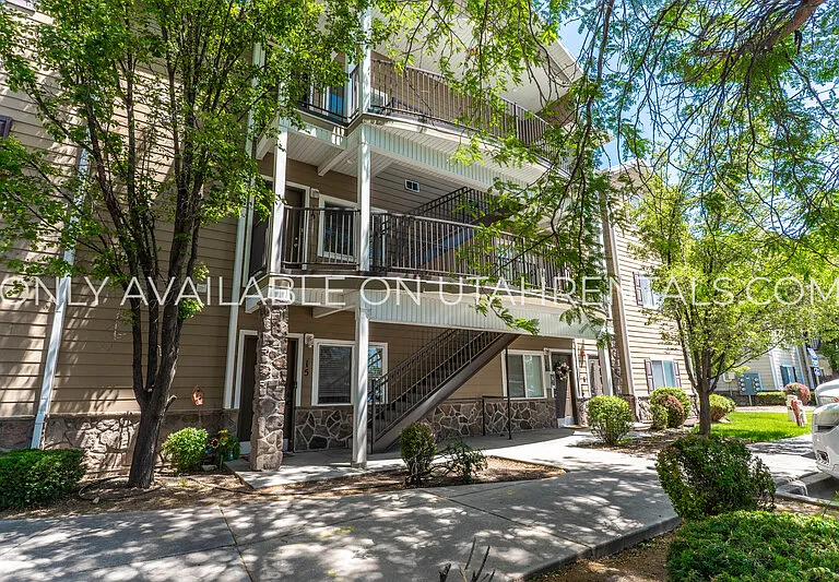 389 S State St #24 — Photo 3