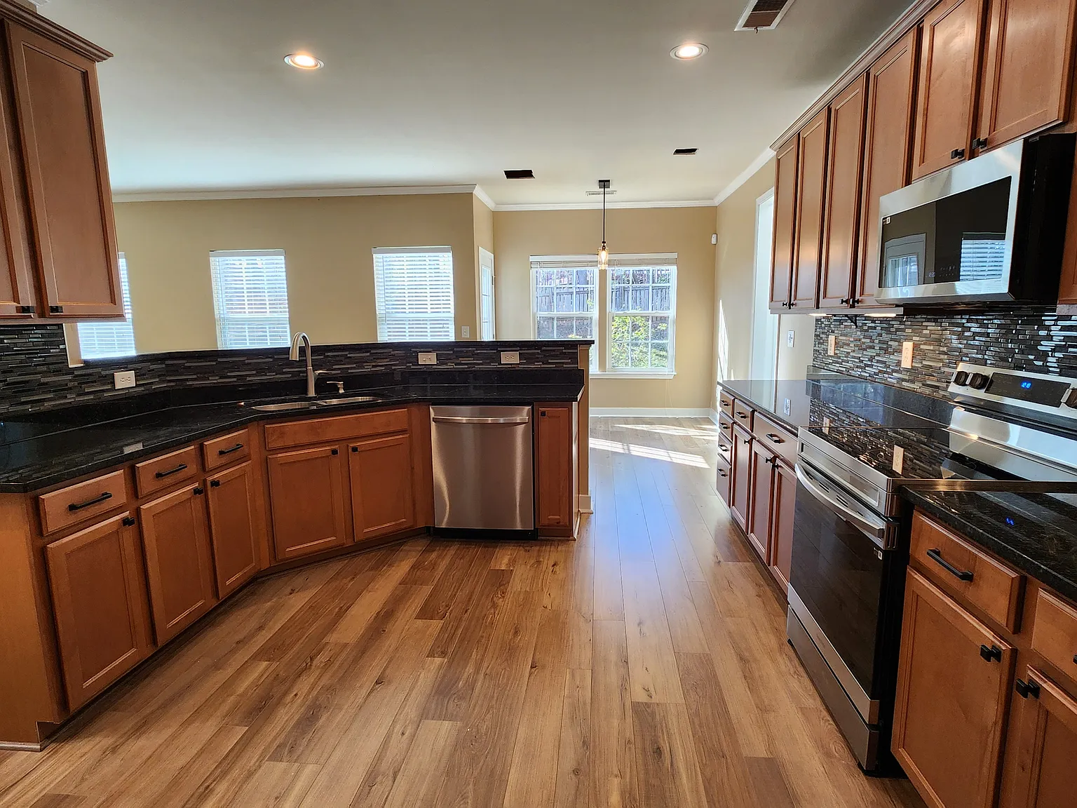 4 bed, 2655 sqft, $4,200 — Photo 3